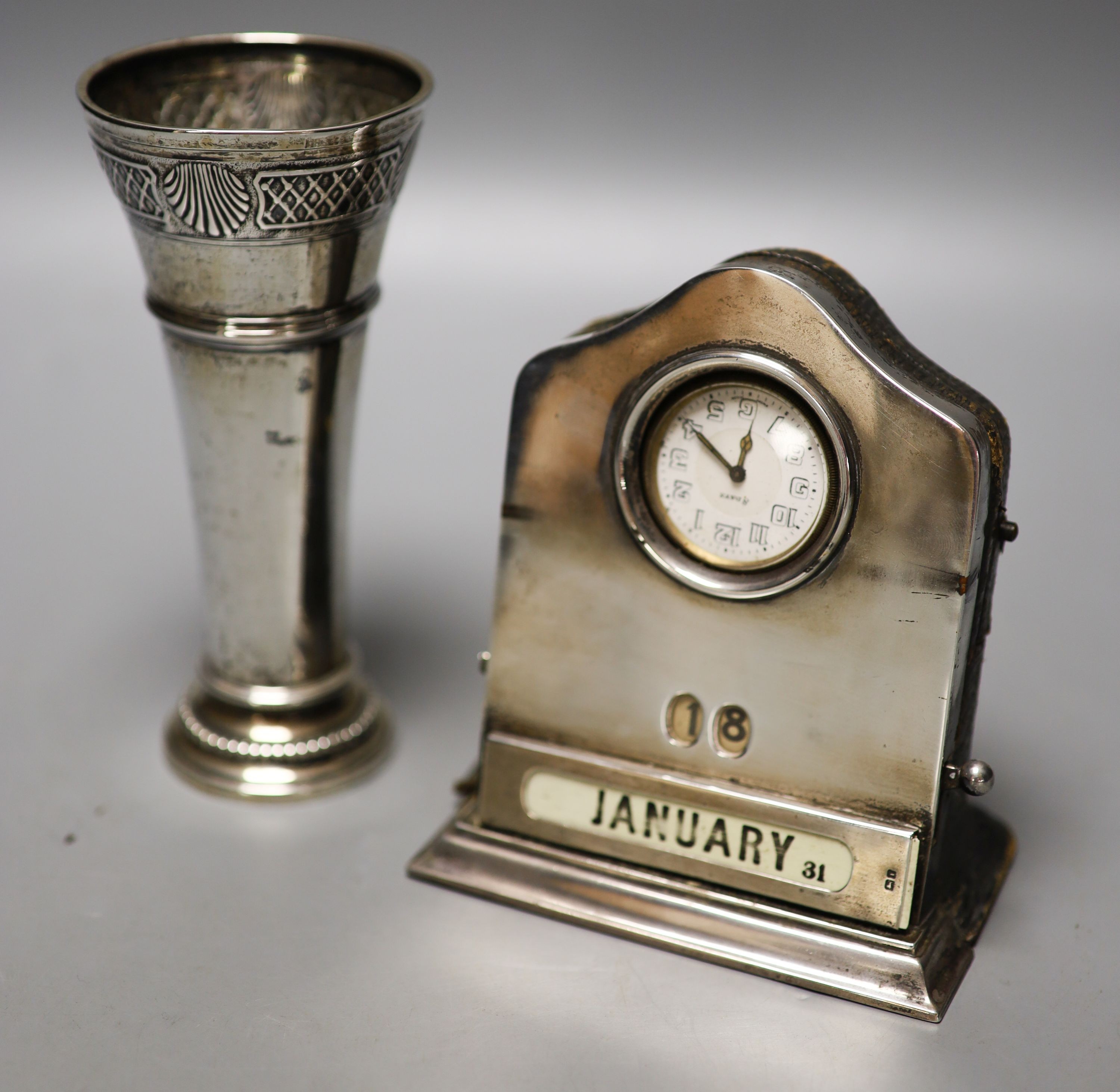 An Edwardian silver mounted desk calendar/timepiece, Birmingham, 1908, height 12.5cm and a Hanau 800 standard spill vase.